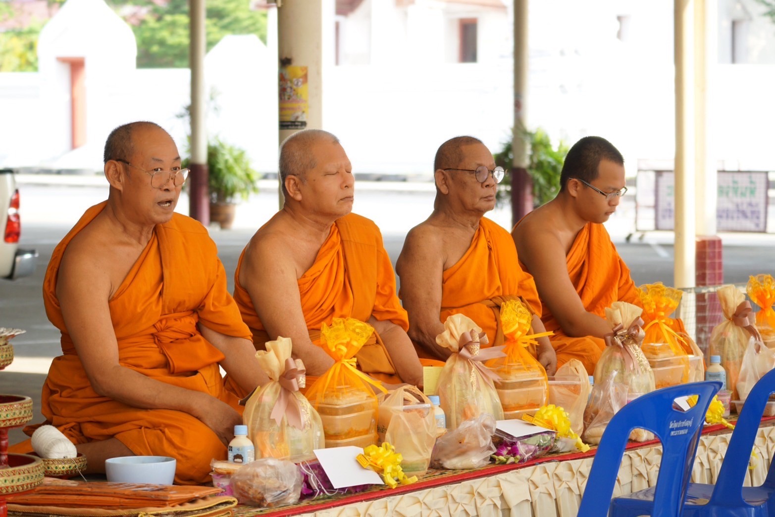คณะกรรมการดำเนินการ
ร่วมทำบุญถวายสังฆทาน
เพื่อเป็นสิริมงคล