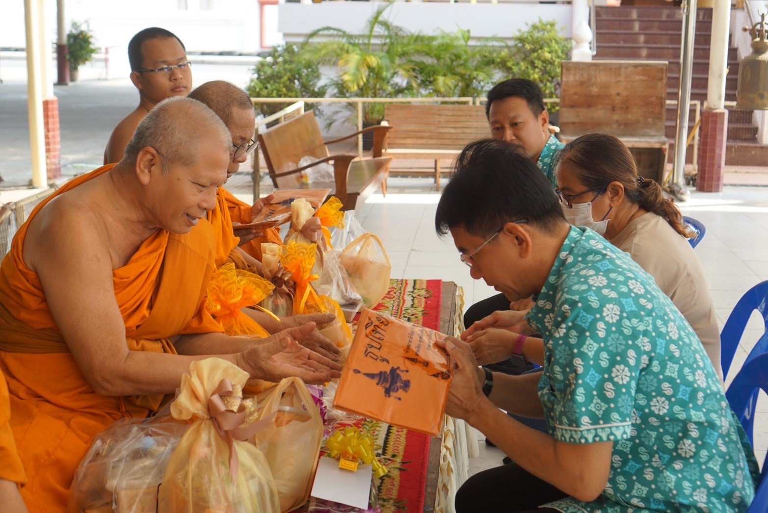 คณะกรรมการดำเนินการ
ร่วมทำบุญถวายสังฆทาน
เพื่อเป็นสิริมงคล