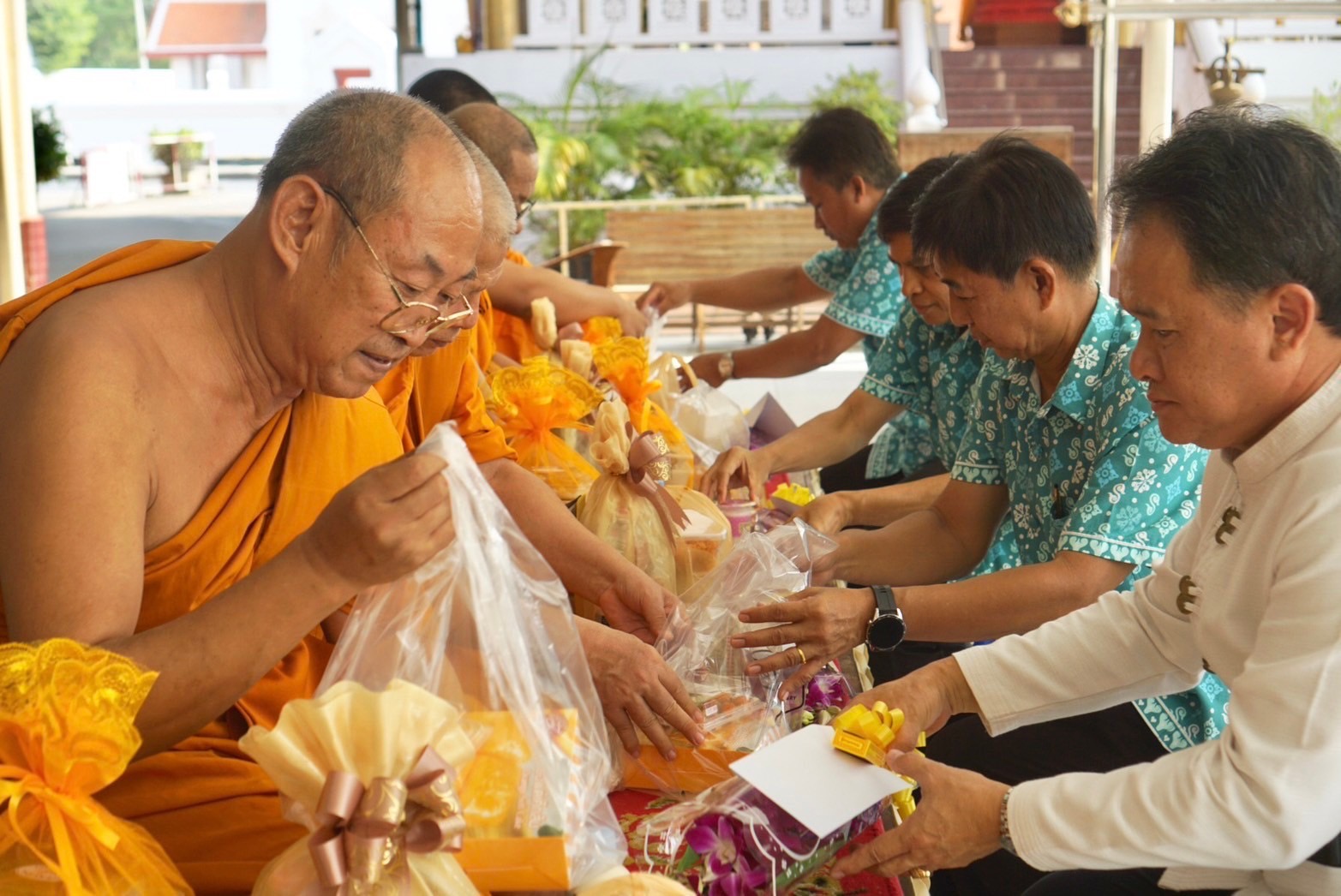 คณะกรรมการดำเนินการ
ร่วมทำบุญถวายสังฆทาน
เพื่อเป็นสิริมงคล