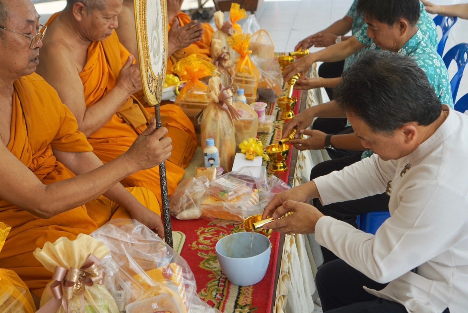 คณะกรรมการดำเนินการ
ร่วมทำบุญถวายสังฆทาน
เพื่อเป็นสิริมงคล