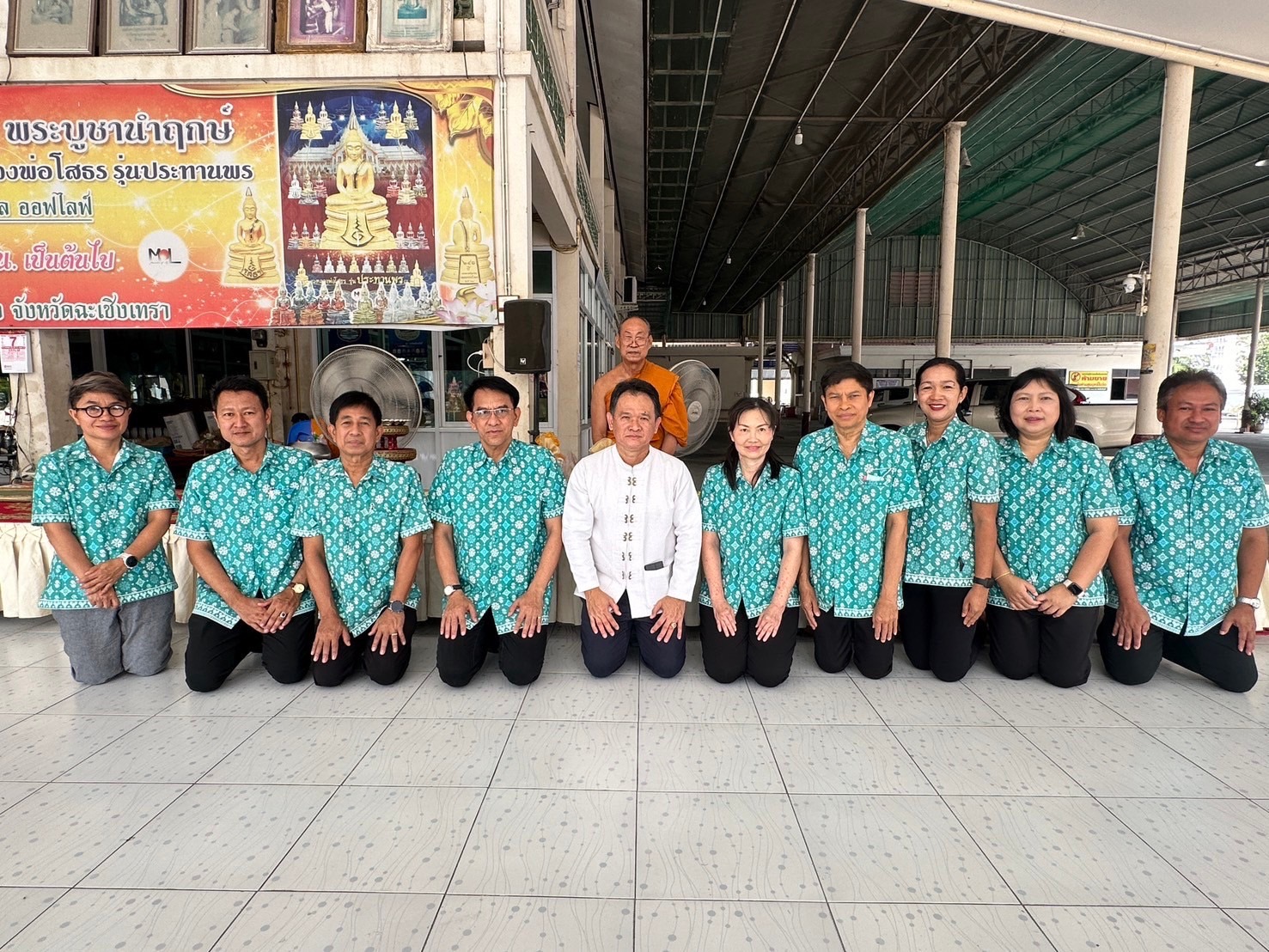 คณะกรรมการดำเนินการ
ร่วมทำบุญถวายสังฆทาน
เพื่อเป็นสิริมงคล