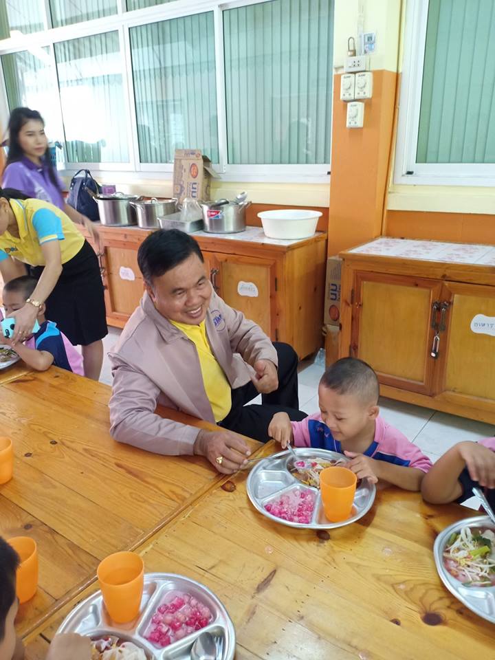 ทำกิจกรรมสาธารณประโยชน์เพื่อสังคมที่โรงเรียนฉะเชิงเทราปัญญานุกูล