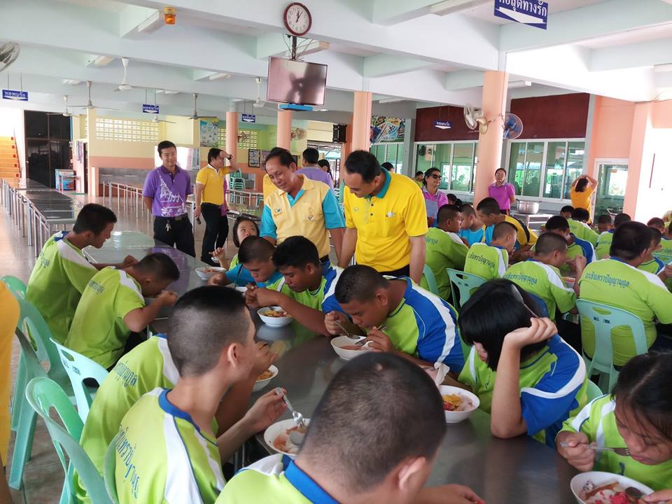 ทำกิจกรรมสาธารณประโยชน์เพื่อสังคมที่โรงเรียนฉะเชิงเทราปัญญานุกูล