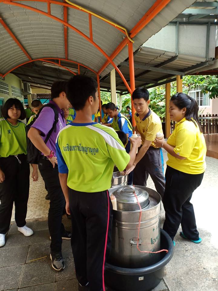 ทำกิจกรรมสาธารณประโยชน์เพื่อสังคมที่โรงเรียนฉะเชิงเทราปัญญานุกูล