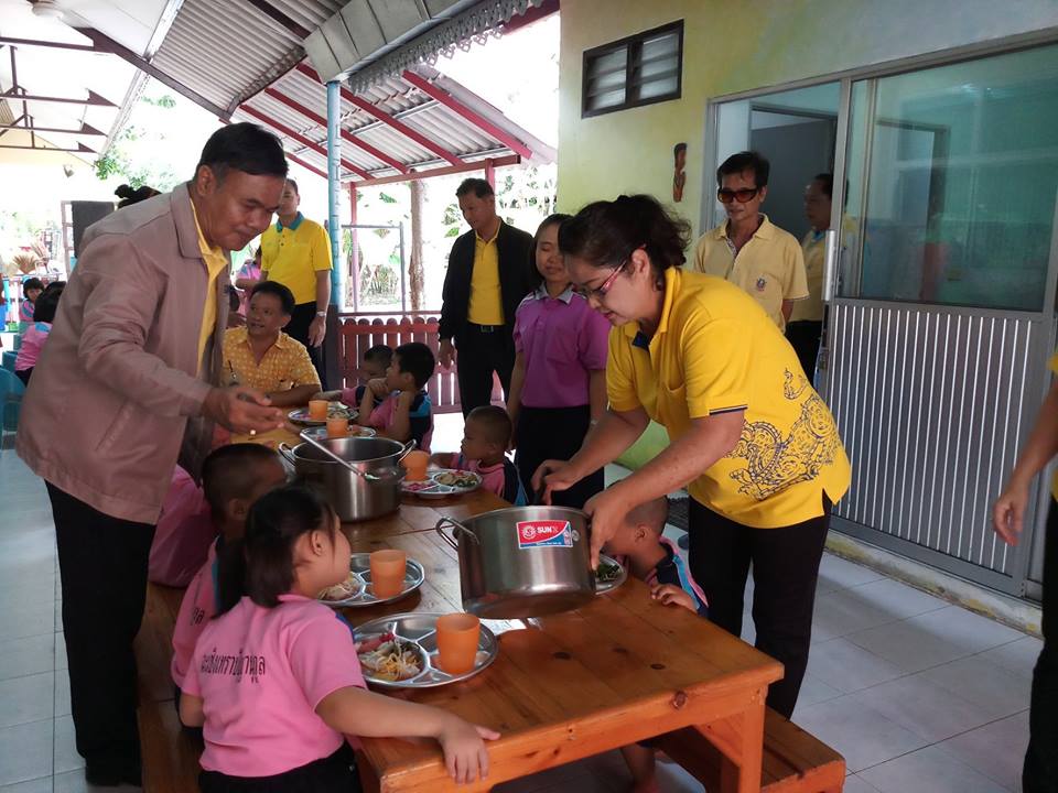 ทำกิจกรรมสาธารณประโยชน์เพื่อสังคมที่โรงเรียนฉะเชิงเทราปัญญานุกูล