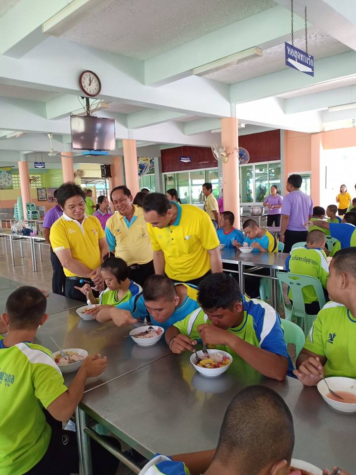 ทำกิจกรรมสาธารณประโยชน์เพื่อสังคมที่โรงเรียนฉะเชิงเทราปัญญานุกูล