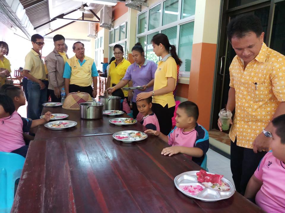 ทำกิจกรรมสาธารณประโยชน์เพื่อสังคมที่โรงเรียนฉะเชิงเทราปัญญานุกูล
