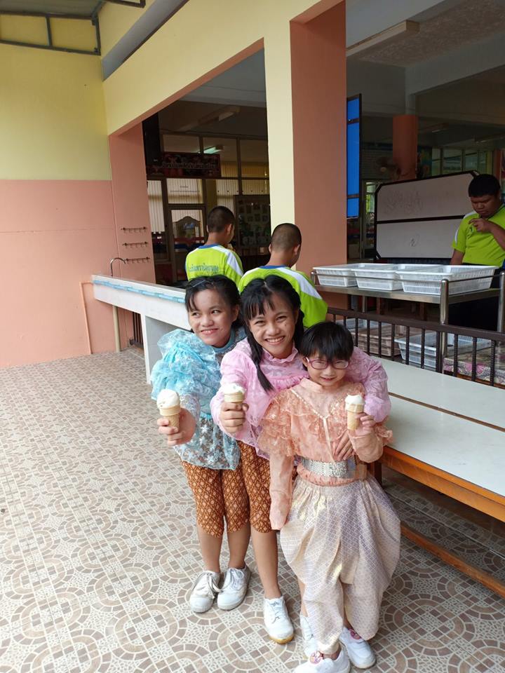 ทำกิจกรรมสาธารณประโยชน์เพื่อสังคมที่โรงเรียนฉะเชิงเทราปัญญานุกูล