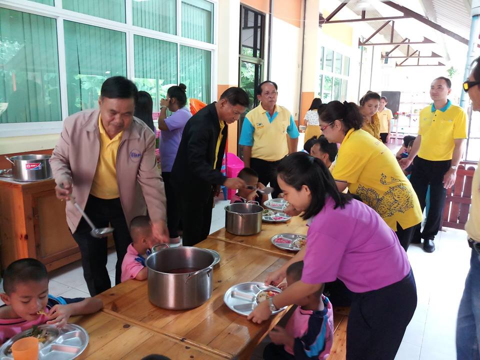 ทำกิจกรรมสาธารณประโยชน์เพื่อสังคมที่โรงเรียนฉะเชิงเทราปัญญานุกูล