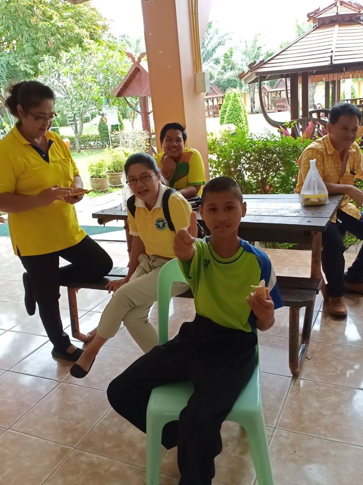 ทำกิจกรรมสาธารณประโยชน์เพื่อสังคมที่โรงเรียนฉะเชิงเทราปัญญานุกูล