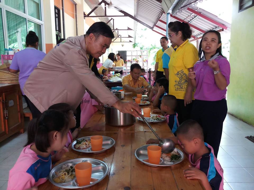 ทำกิจกรรมสาธารณประโยชน์เพื่อสังคมที่โรงเรียนฉะเชิงเทราปัญญานุกูล