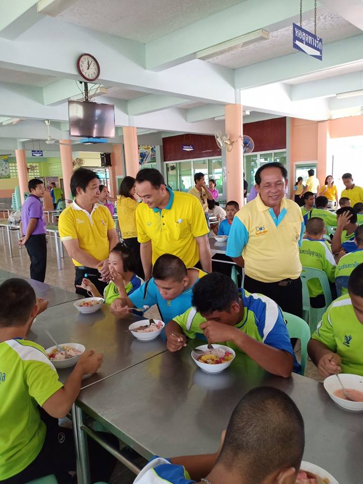 ทำกิจกรรมสาธารณประโยชน์เพื่อสังคมที่โรงเรียนฉะเชิงเทราปัญญานุกูล