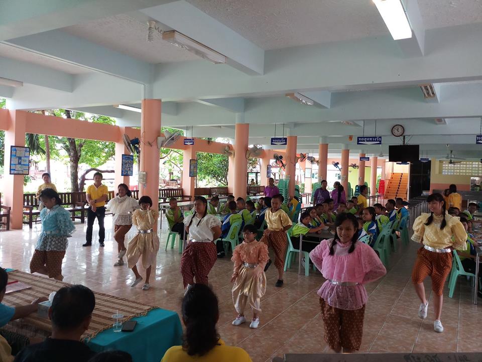 ทำกิจกรรมสาธารณประโยชน์เพื่อสังคมที่โรงเรียนฉะเชิงเทราปัญญานุกูล