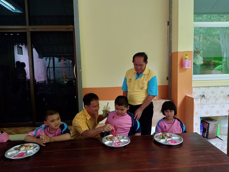 ทำกิจกรรมสาธารณประโยชน์เพื่อสังคมที่โรงเรียนฉะเชิงเทราปัญญานุกูล