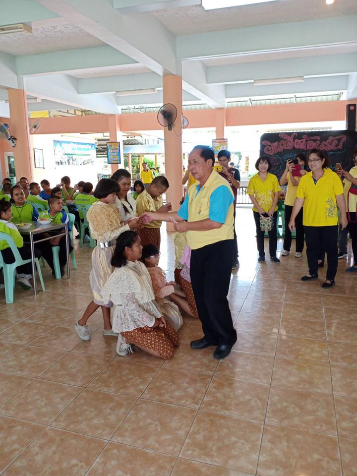 ทำกิจกรรมสาธารณประโยชน์เพื่อสังคมที่โรงเรียนฉะเชิงเทราปัญญานุกูล