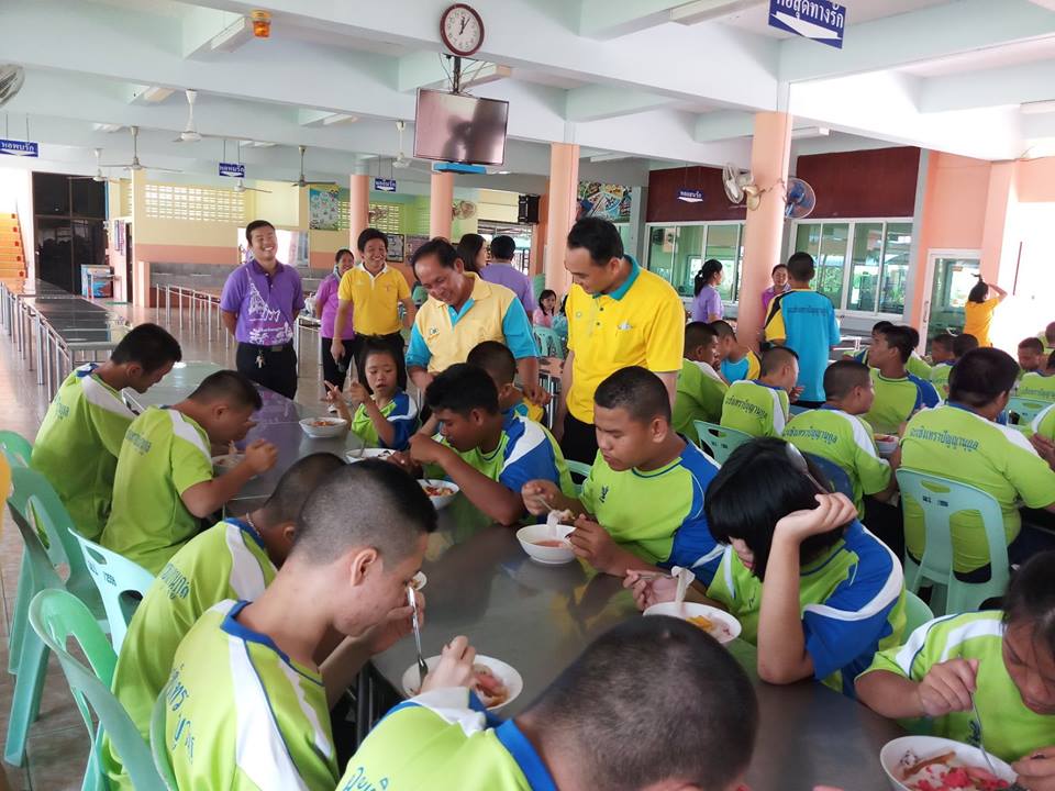 ทำกิจกรรมสาธารณประโยชน์เพื่อสังคมที่โรงเรียนฉะเชิงเทราปัญญานุกูล