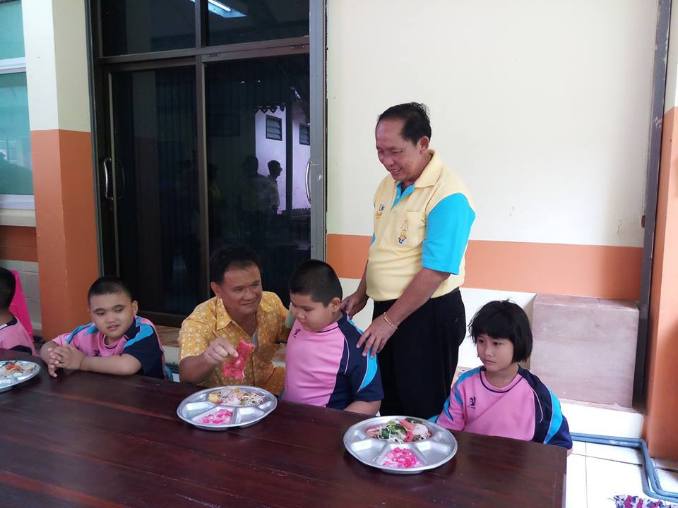ทำกิจกรรมสาธารณประโยชน์เพื่อสังคมที่โรงเรียนฉะเชิงเทราปัญญานุกูล