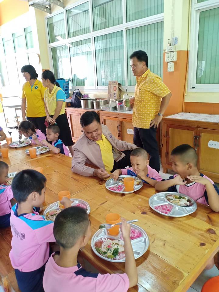 ทำกิจกรรมสาธารณประโยชน์เพื่อสังคมที่โรงเรียนฉะเชิงเทราปัญญานุกูล