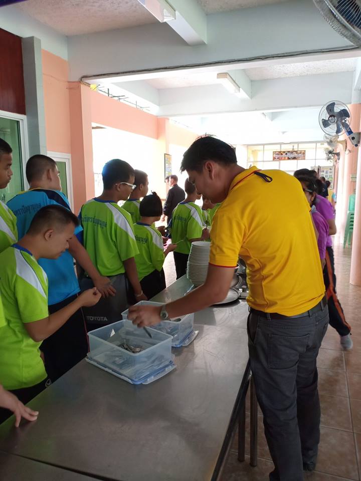 ทำกิจกรรมสาธารณประโยชน์เพื่อสังคมที่โรงเรียนฉะเชิงเทราปัญญานุกูล