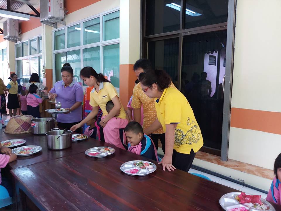ทำกิจกรรมสาธารณประโยชน์เพื่อสังคมที่โรงเรียนฉะเชิงเทราปัญญานุกูล