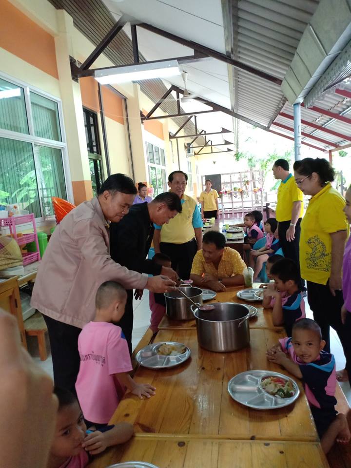 ทำกิจกรรมสาธารณประโยชน์เพื่อสังคมที่โรงเรียนฉะเชิงเทราปัญญานุกูล