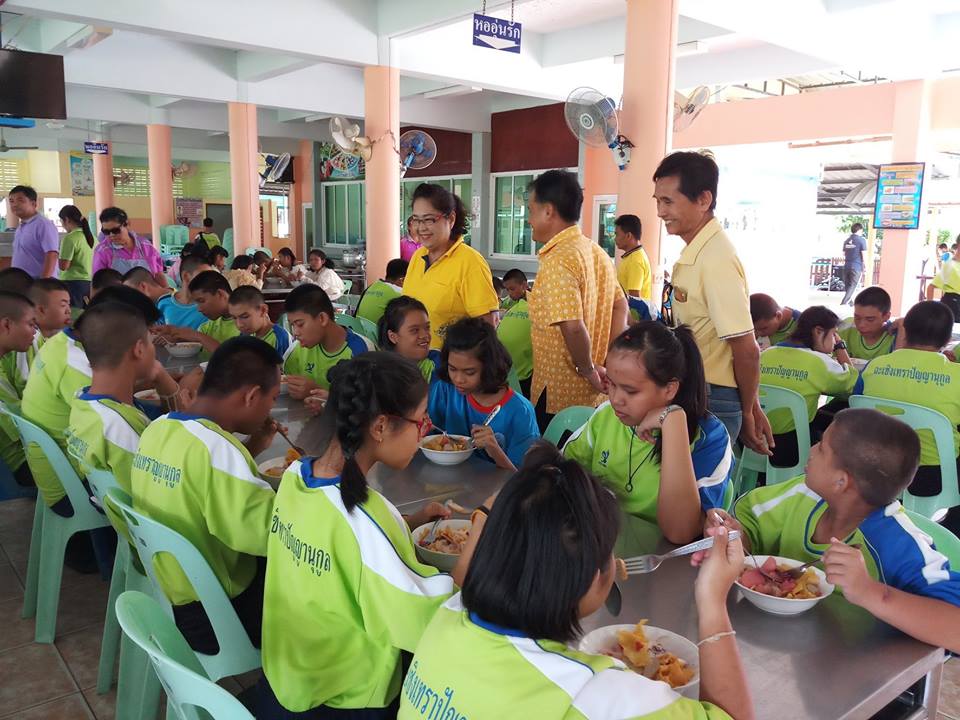 ทำกิจกรรมสาธารณประโยชน์เพื่อสังคมที่โรงเรียนฉะเชิงเทราปัญญานุกูล