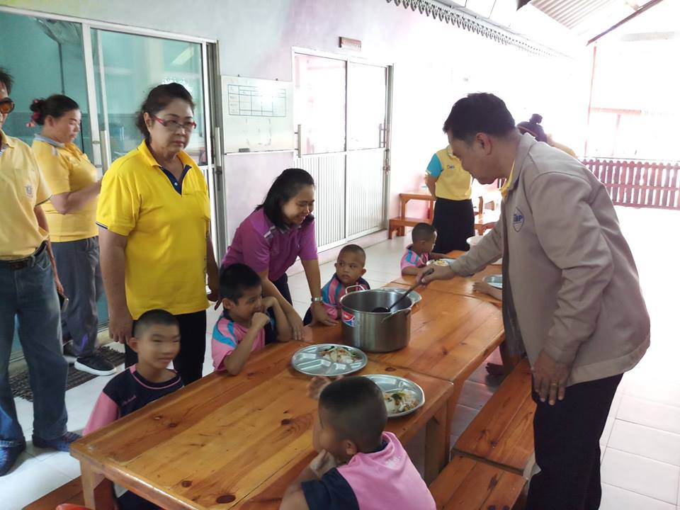 ทำกิจกรรมสาธารณประโยชน์เพื่อสังคมที่โรงเรียนฉะเชิงเทราปัญญานุกูล
