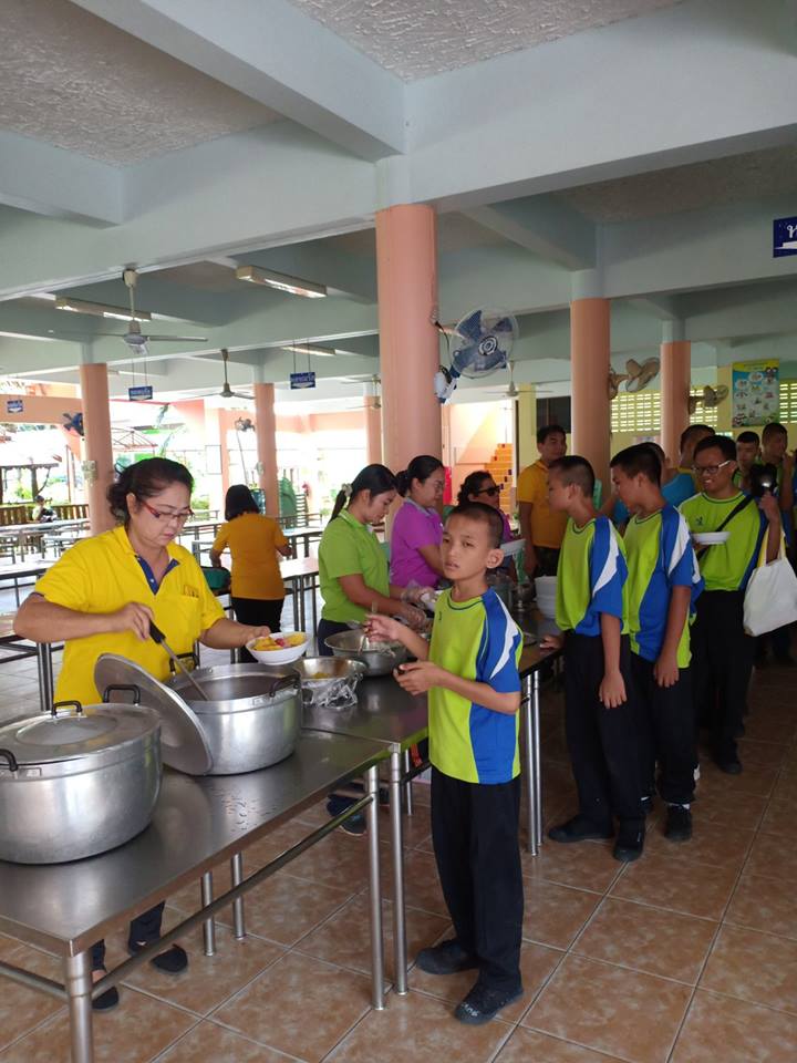 ทำกิจกรรมสาธารณประโยชน์เพื่อสังคมที่โรงเรียนฉะเชิงเทราปัญญานุกูล