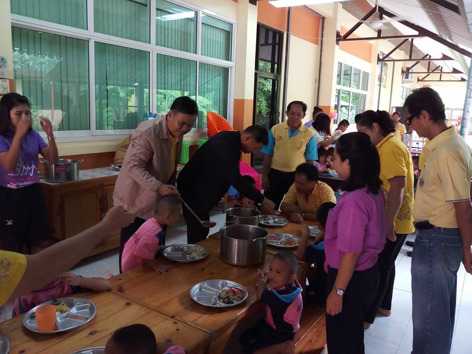 ทำกิจกรรมสาธารณประโยชน์เพื่อสังคมที่โรงเรียนฉะเชิงเทราปัญญานุกูล