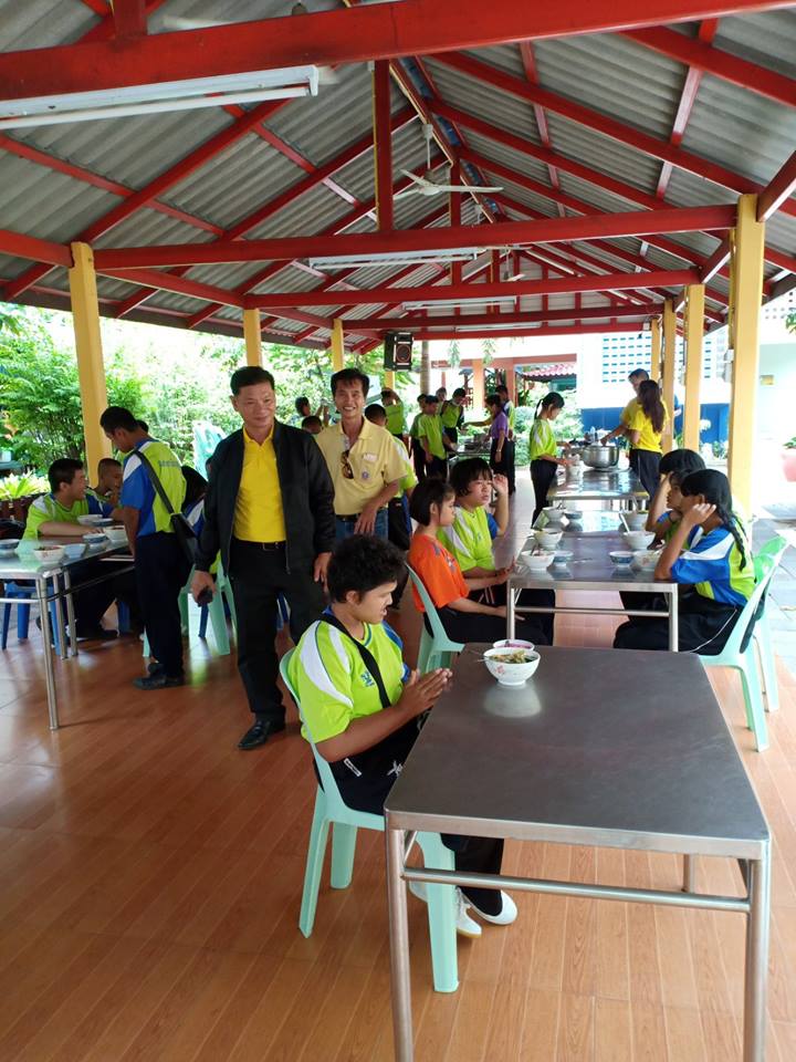 ทำกิจกรรมสาธารณประโยชน์เพื่อสังคมที่โรงเรียนฉะเชิงเทราปัญญานุกูล