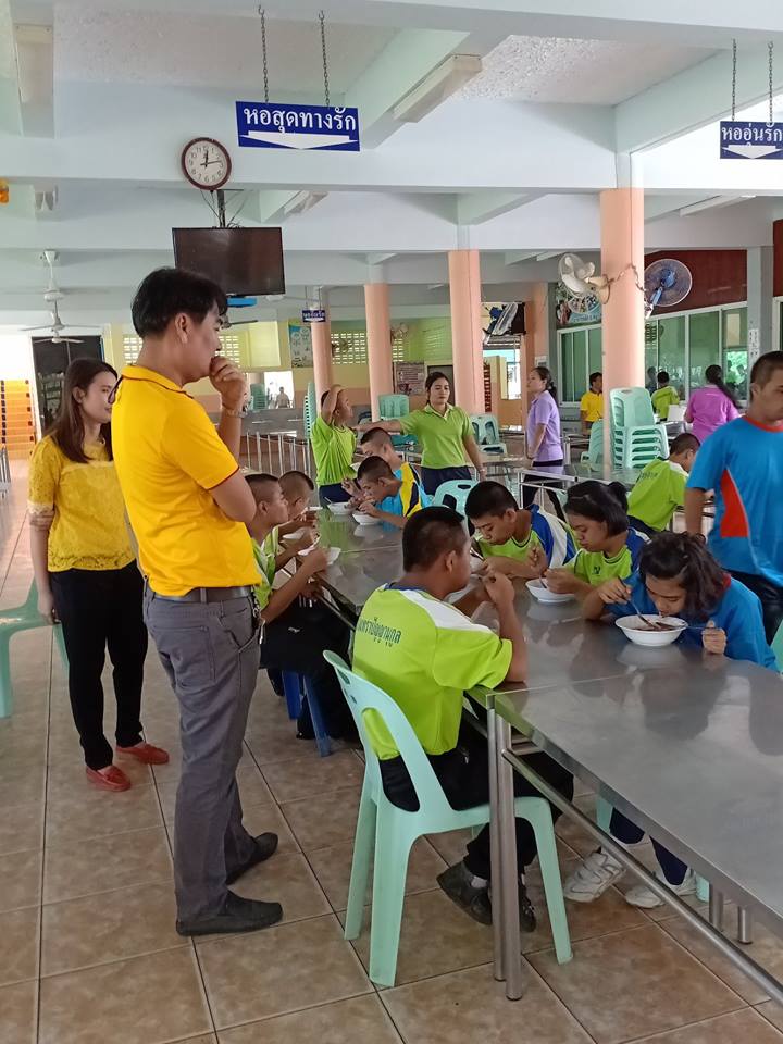 ทำกิจกรรมสาธารณประโยชน์เพื่อสังคมที่โรงเรียนฉะเชิงเทราปัญญานุกูล