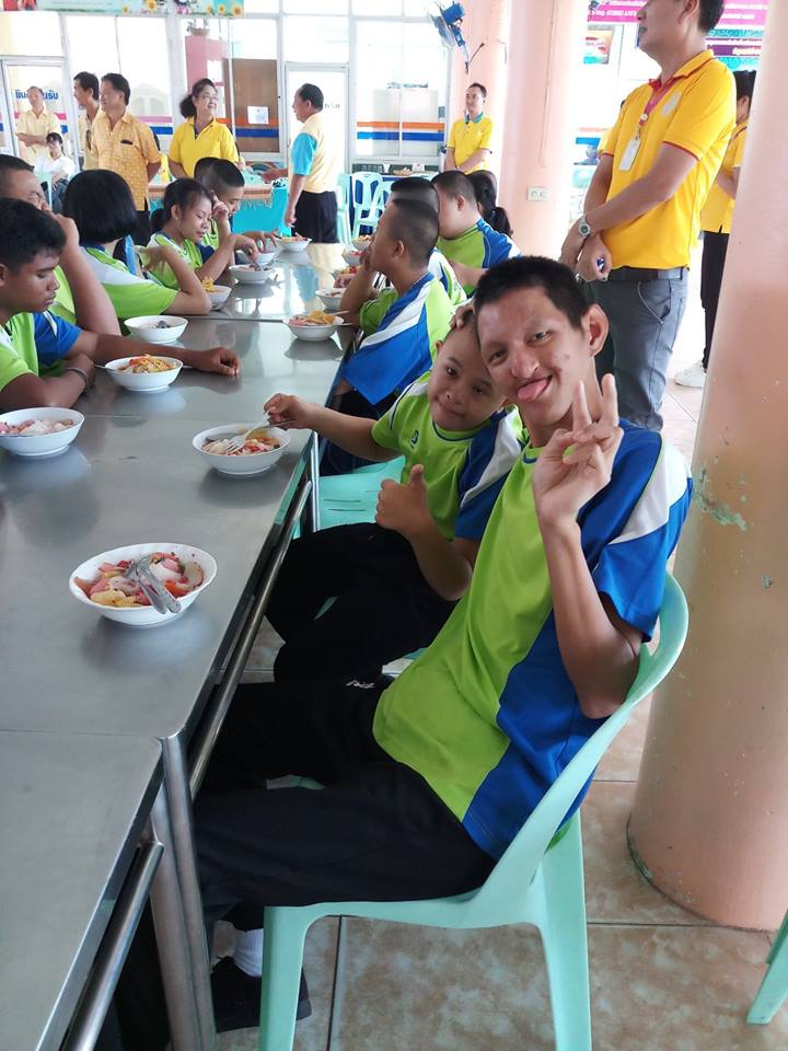 ทำกิจกรรมสาธารณประโยชน์เพื่อสังคมที่โรงเรียนฉะเชิงเทราปัญญานุกูล