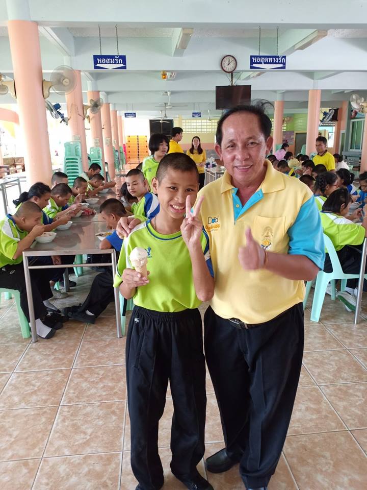 ทำกิจกรรมสาธารณประโยชน์เพื่อสังคมที่โรงเรียนฉะเชิงเทราปัญญานุกูล