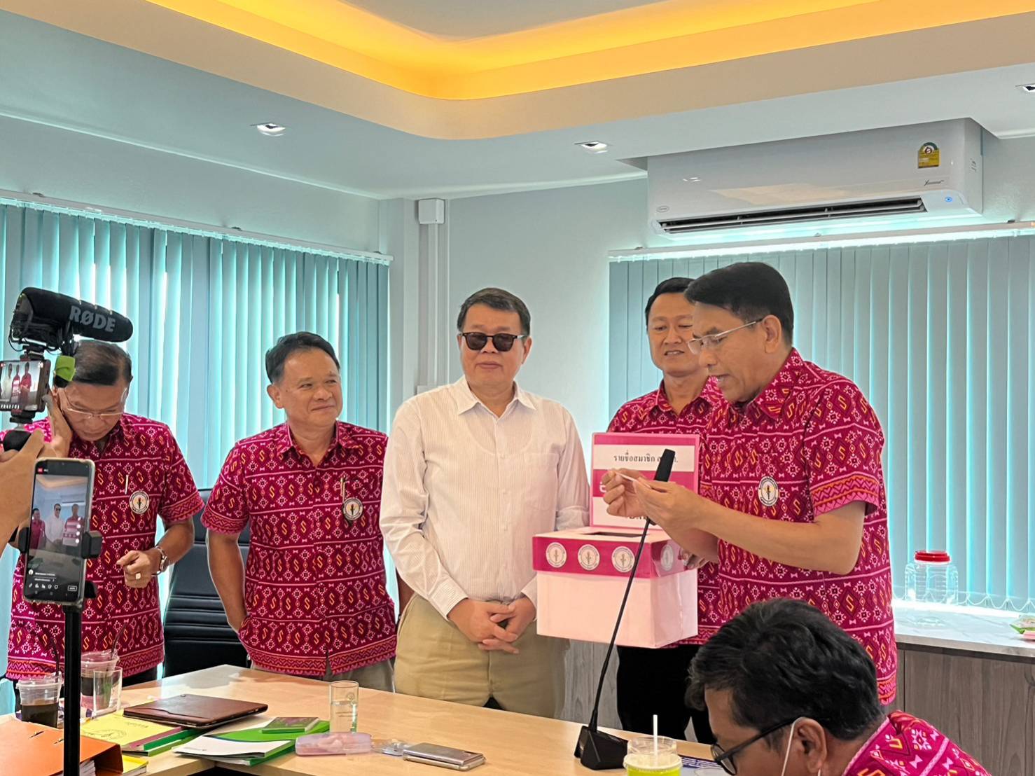 นายแพทย์-สาธารณสุขจังหวัดฉะเชิงเทรา ร่วมประชุมสหกรณ์ออมทรัพย์
และให้เกียรติจับรางวัลให้กับสมาชิกสหกรณ์ฯ