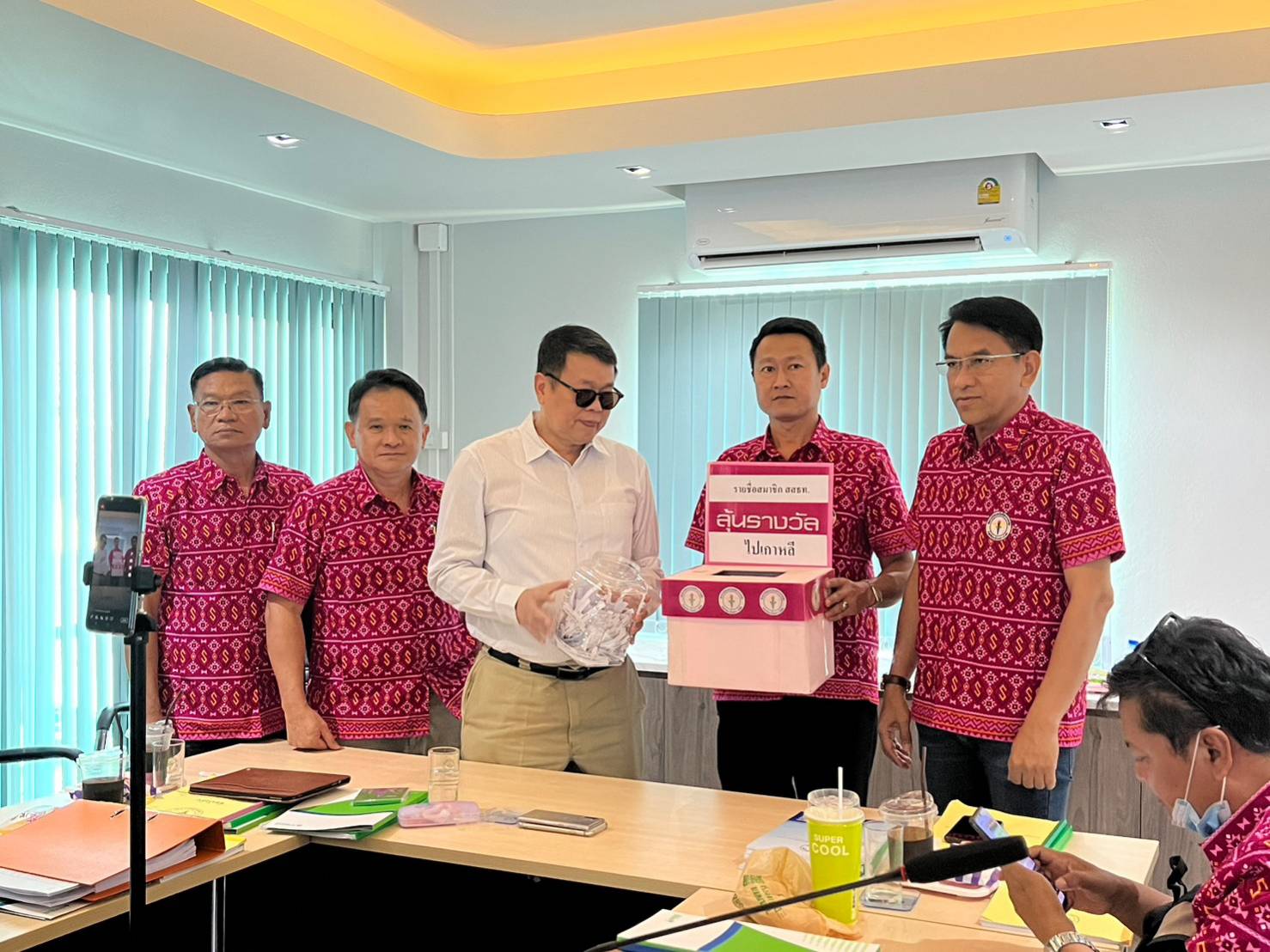 นายแพทย์-สาธารณสุขจังหวัดฉะเชิงเทรา ร่วมประชุมสหกรณ์ออมทรัพย์
และให้เกียรติจับรางวัลให้กับสมาชิกสหกรณ์ฯ