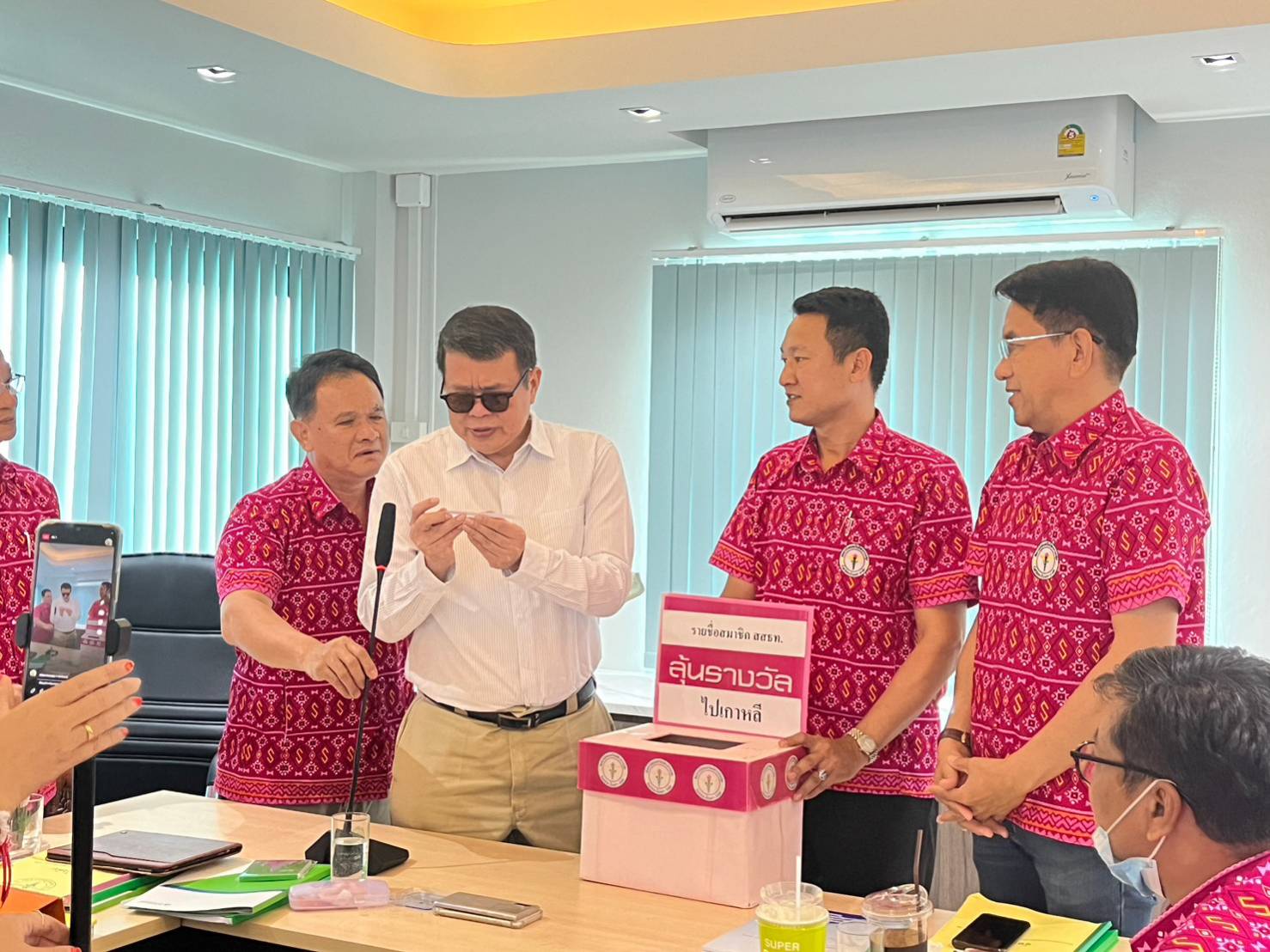 นายแพทย์-สาธารณสุขจังหวัดฉะเชิงเทรา ร่วมประชุมสหกรณ์ออมทรัพย์
และให้เกียรติจับรางวัลให้กับสมาชิกสหกรณ์ฯ
