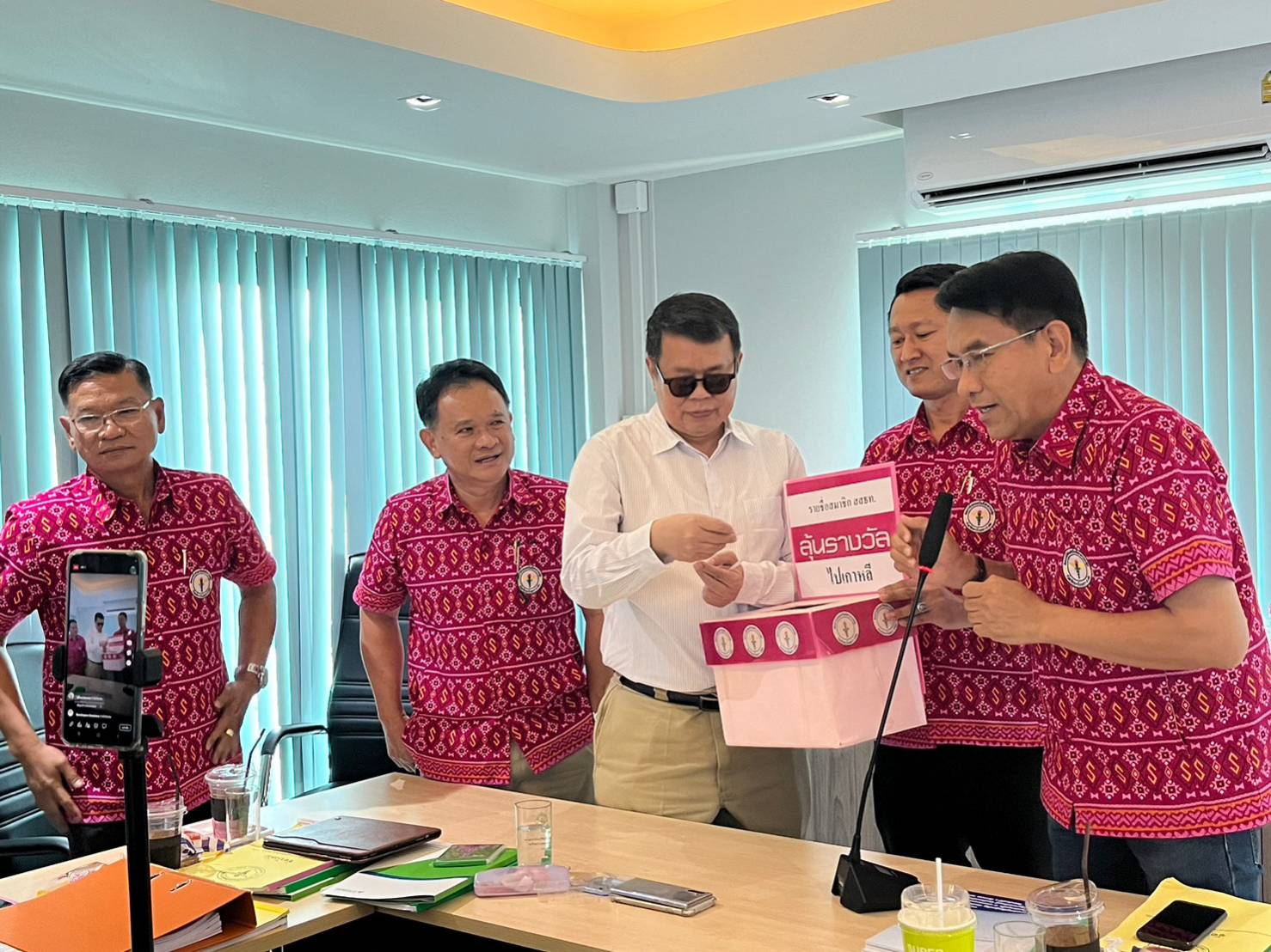 นายแพทย์-สาธารณสุขจังหวัดฉะเชิงเทรา ร่วมประชุมสหกรณ์ออมทรัพย์
และให้เกียรติจับรางวัลให้กับสมาชิกสหกรณ์ฯ