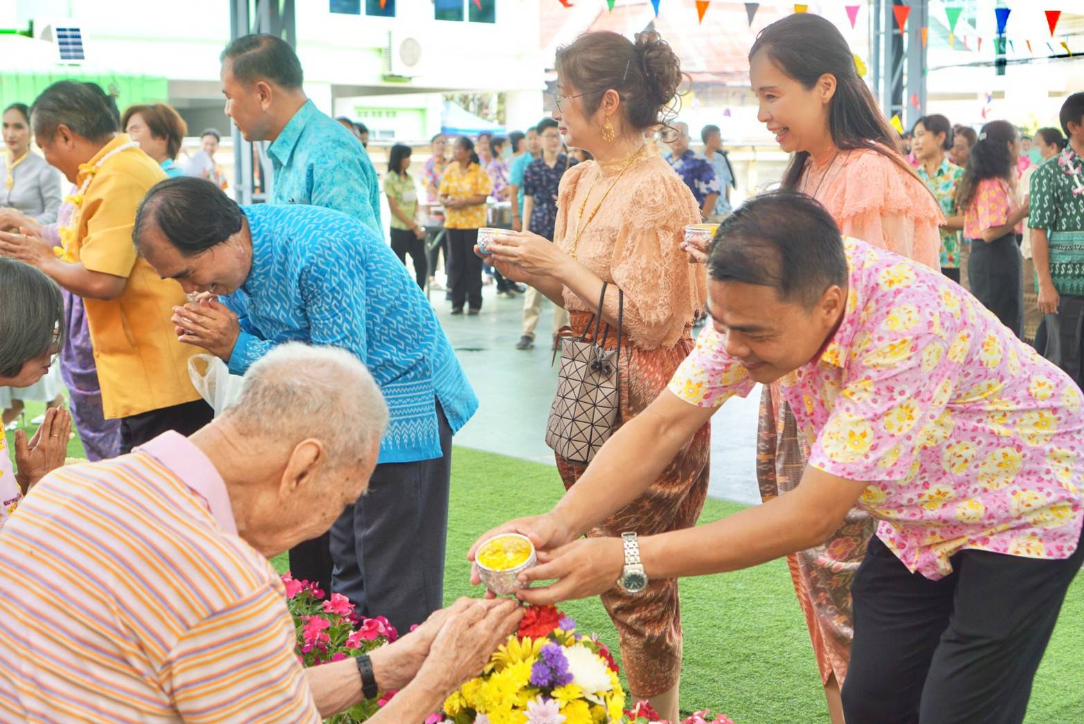 พิธีทำบุญ และรคน้ำขอพรเนื่องในเทศกาลสงกรานด์ ปี 2566